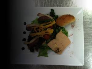Salade-Perigourdine-foie-gras-magret-de-canard-fume-proche-neuville-sur-saone