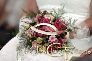 bouquet-de mariée-rose-fuschia-et-branchues-rose-matricaire-ruban-vichy-et-mures