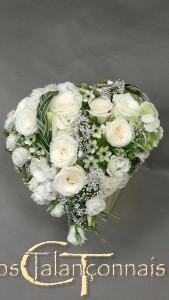bouquet-mariée-roses-blanches-ornithogale-lysimac-beargrass-tresse