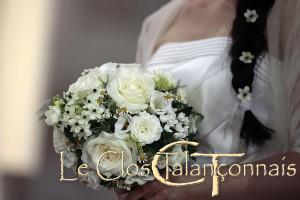 bouquet-mariée-roses-blanches-ornithogales-matricaires-et-lysianthus