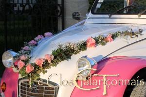 decor-voiture-2-chevaux-citroen-fleurs-roses-et-gypsophile
