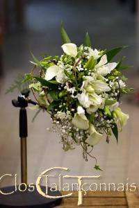 autre-vue-de-profil-de-bouquet-mariée-lys-double-blanc-callas-gypsophile-lierre